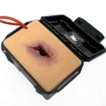 Skeveldrinių žaizdų simuliatorius SHRAPNEL WOUND IN A BOX™