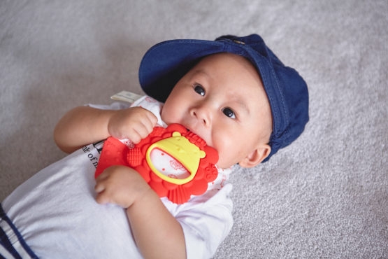 MNMBB15-LifeStyle-Sensory-Teether-01-555×370