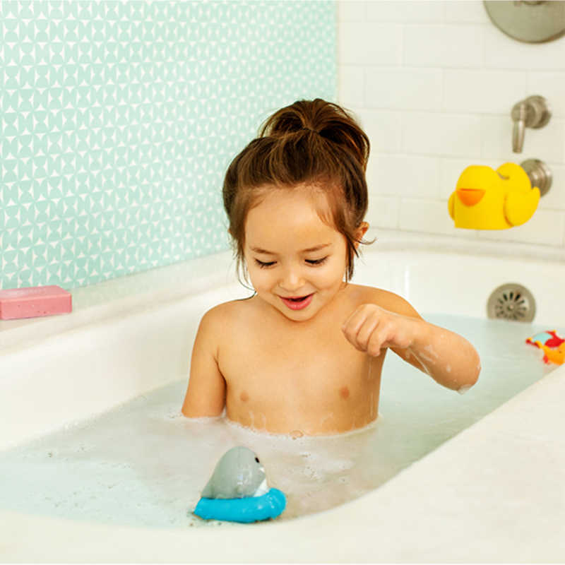 Munchkin-Sea-Spinner-Wind-Up-Shark-Bath-Toy-MKN-TOY42-2